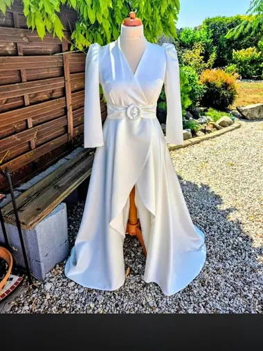 Biele spoločenské šaty s rozparkom a vlečkou — MŠ fashion, Kvetoslavov