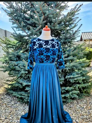 Petrolejové spoločenské šaty s dlhou vlečkou — MŠ fashion, Kvetoslavov