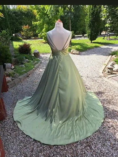 Šalviovozelené spoločenské šaty s vlečkou — MŠ fashion, Kvetoslavov
